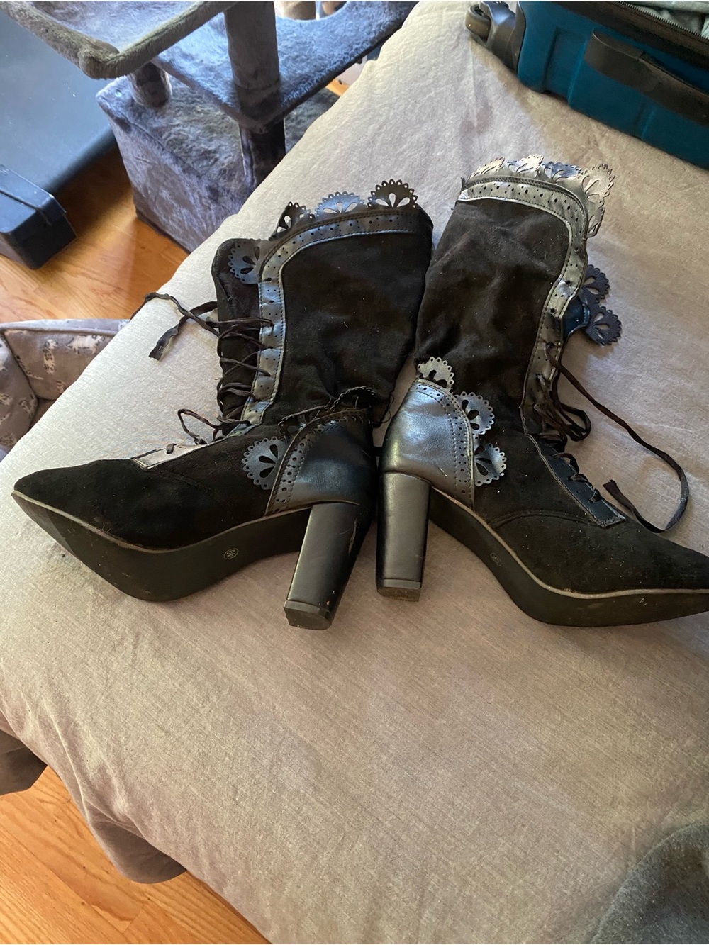 Women's Black Lace-Up Victorian Heeled Boots - sz 39
